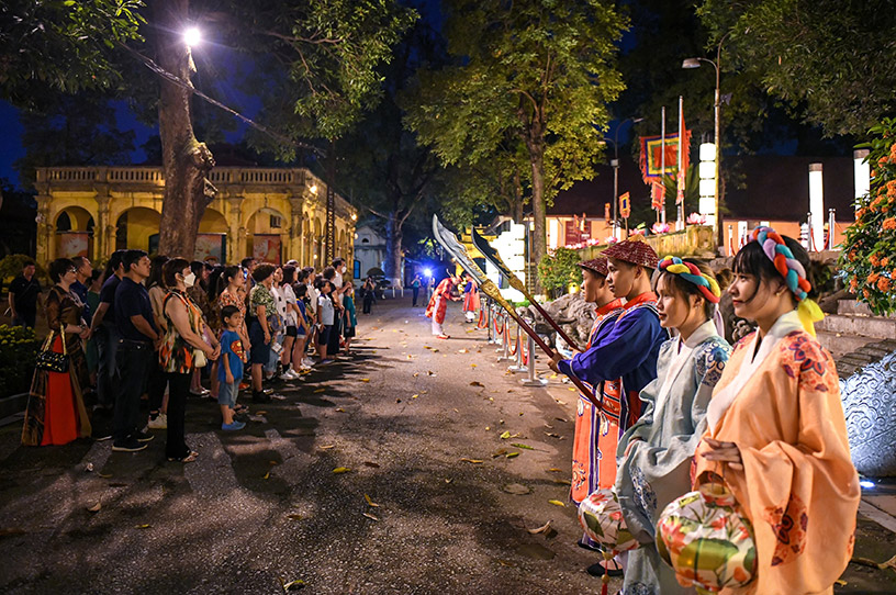 Night Tour of the Imperial Citadel of Thang Long