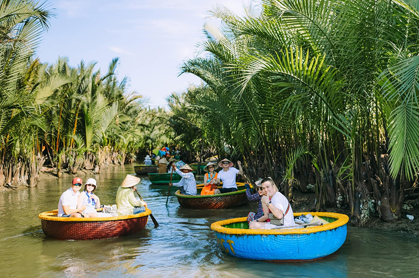 Basket Boat Sightseeing