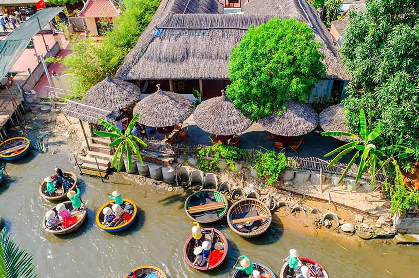 Enjoying Hoi An Specialties at Local Homes