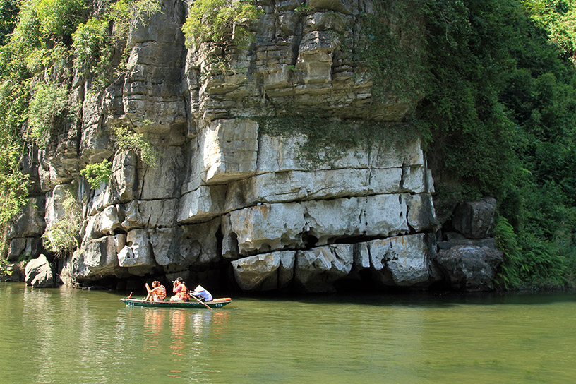Boat trip to explore caves in Trang An