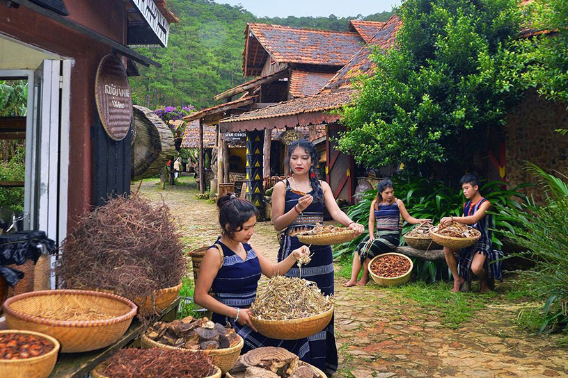 What to Eat at Cu Lan Village