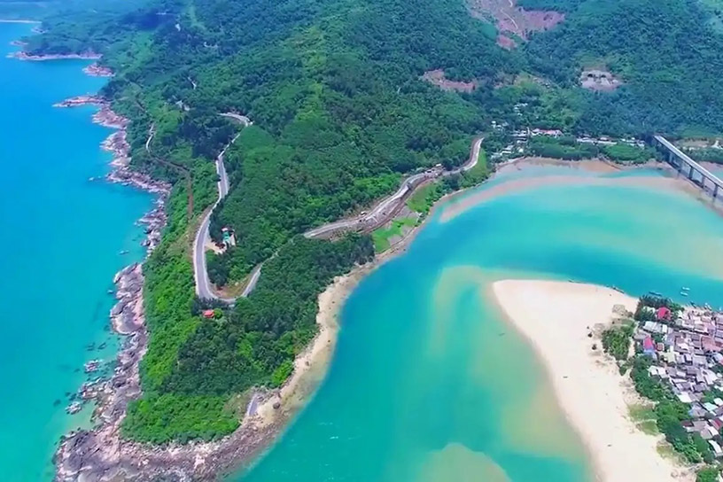 Lang Co Bay, Hue: A Perfect Harmony of Beaches and Mountains