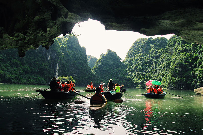 Exploring the Scenic Beauty of Luon Cave by Wooden Boat