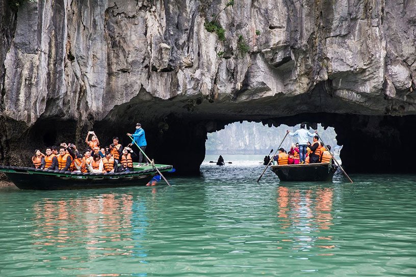 Luon Cave, Halong Bay: Explore by Small Wooden Boat and Kayak