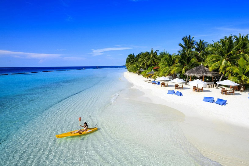 The name "Sao Beach" originates from a unique local legend. Villagers recount that during twilight, countless starfish would emerge, covering the sandy shore and floating beneath the water to bask in the moonlight. This enchanting sight inspired the name of this breathtakingly beautiful beach.