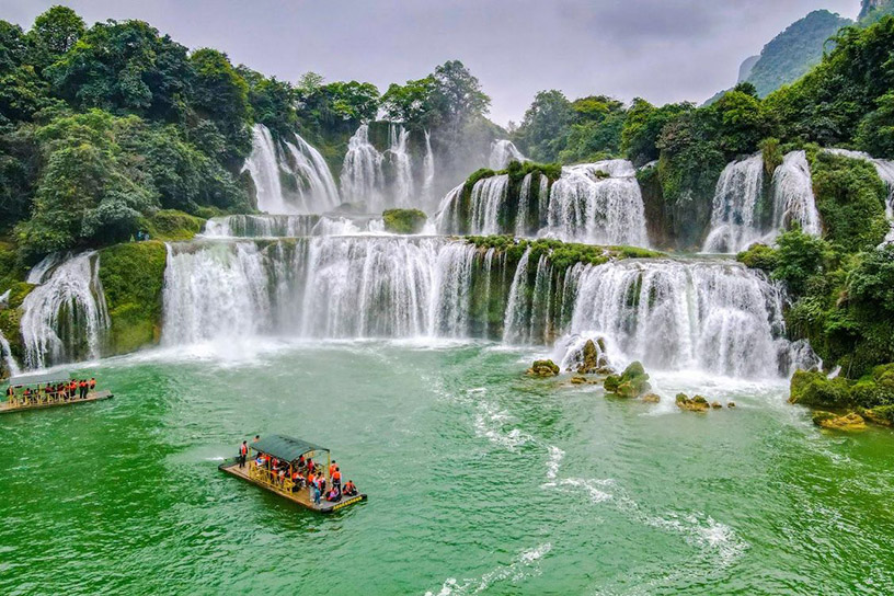 Boat Ride to Admire the Waterfall
