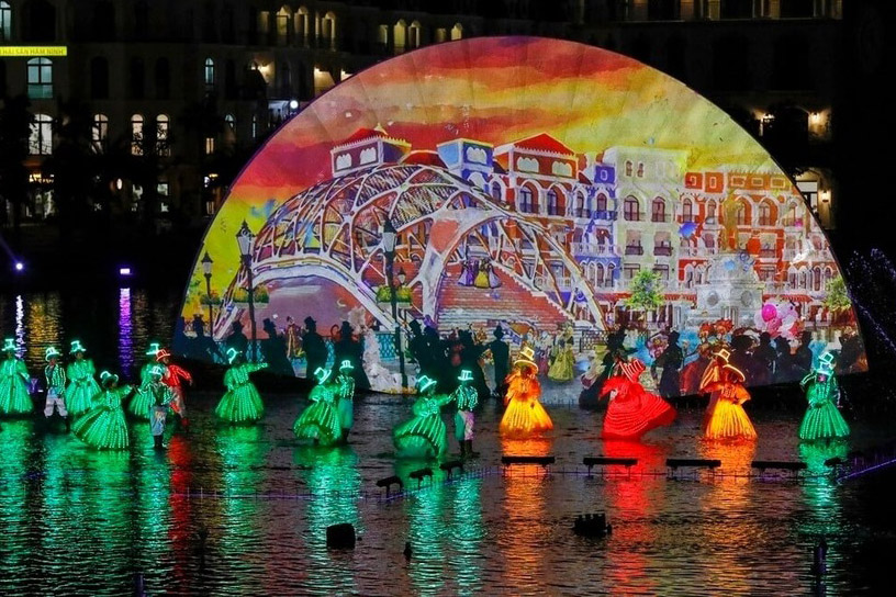 Tropicana Square – A Lively Hub of Music and Festivities