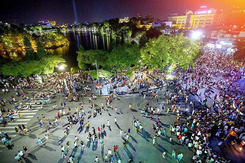 Where is Hoan Kiem Lake
