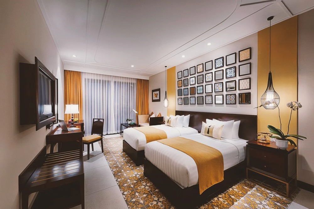 LITTLE SUITE